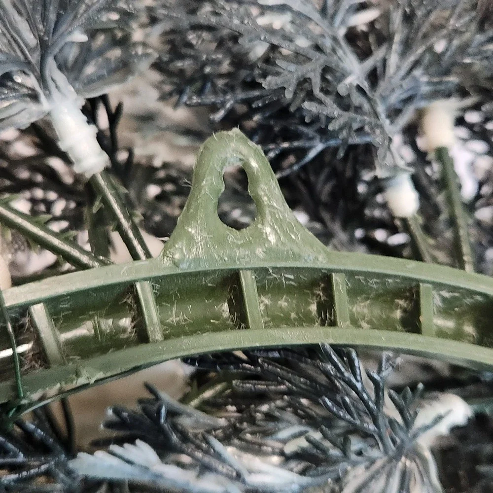 VTG  KITSCHY Plastic MCM‎ Christmas Wreath Snow Flocked Silver Accents 18